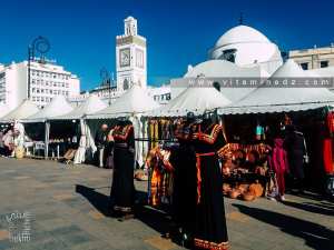 Robes Kabyles exposées à la Place des Martyrs سَاحَة اَلشُّهَدَاءِ Alger