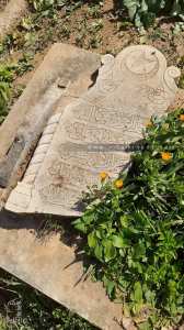 Epitaphe en marbre brisée au cimetière sidi Senoussi de Tlemcen