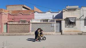 Voici un poème sur le thème  Jeux d'enfants à bicyclette  écrit par CHATGPT :