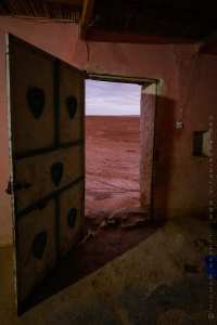 La porte qui donne sur une nature déserte et hostile ...