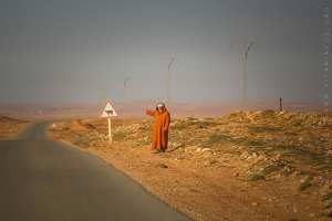 Faire de l'auto-stop dans les régions semi-désertiques