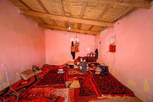 Maison de fortune d'un nomade sédentarisé où il accueil chaleureusement ses invités