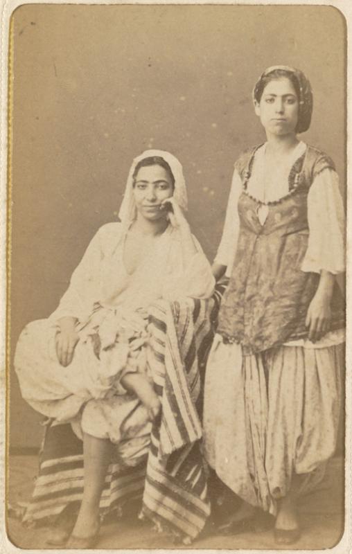 [Femme et sa servante] (Image de propagande coloniale)