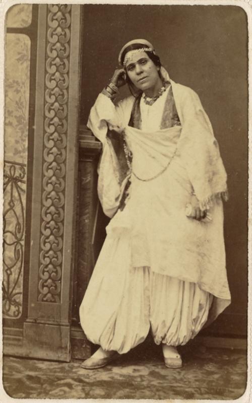 [Femme en costume d'intérieur avec ses bijoux] (Image de propagande coloniale)