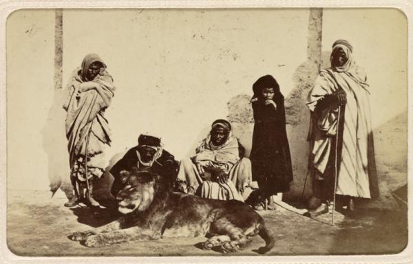 [Hommes, enfant avec un lion] (Image de propagande coloniale)