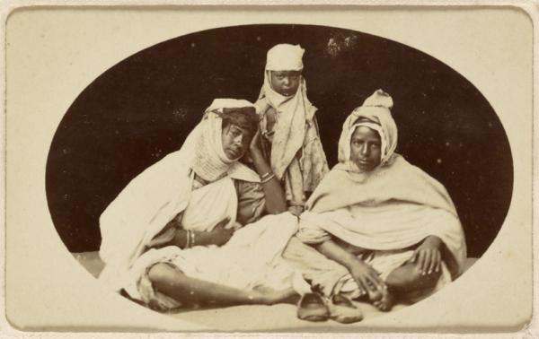 [Homme, femmes et enfant] (Image de propagande coloniale)