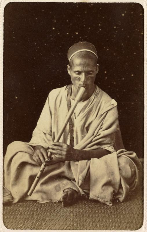 [Homme à la flûte] (Image de propagande coloniale)