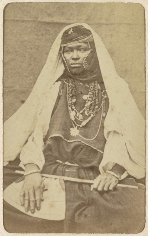 [Vieille femme] (Image de propagande coloniale)