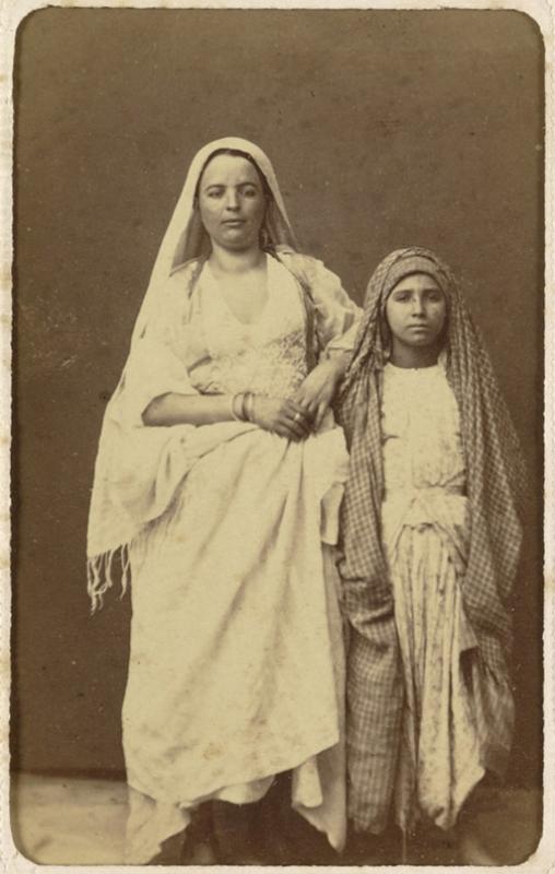 [Femme et sa servante '] (Image de propagande coloniale)