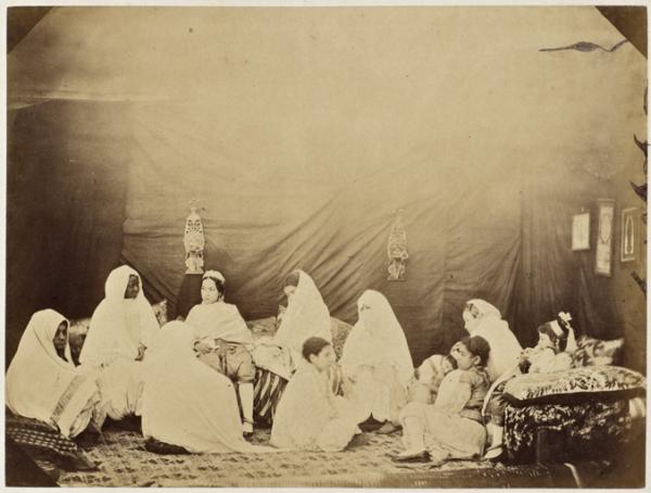 Mauresques en visite (costume de ville) (Image de propagande coloniale)