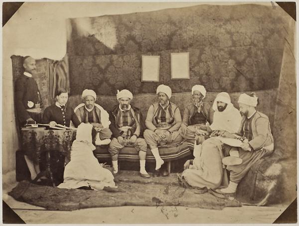 Amins, tribunal de conciliation des différentes races : M. Viguier adjoint au bureau arabe [et] deux plaignants (Image de propagande coloniale)