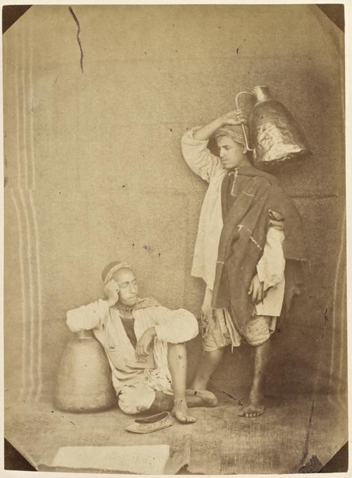 Biskris, porteurs d'eau, (Moul-el-Ma) (Alger) (Image de propagande coloniale)