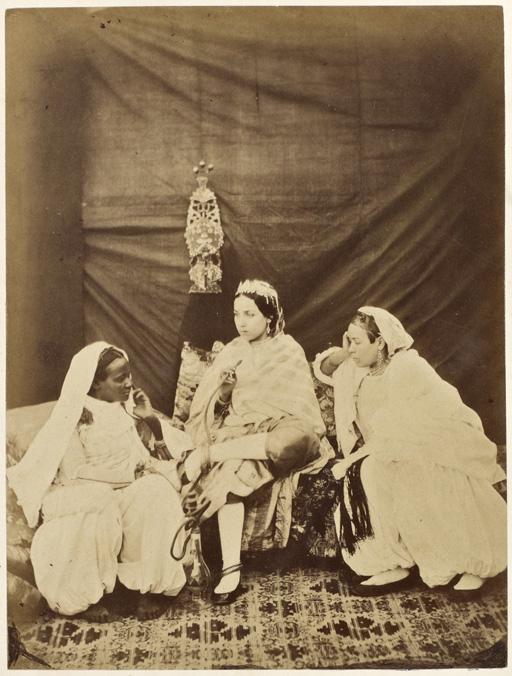 Mauresques et négresses d'Alger fumant le narguilé. (Image de propagande coloniale)