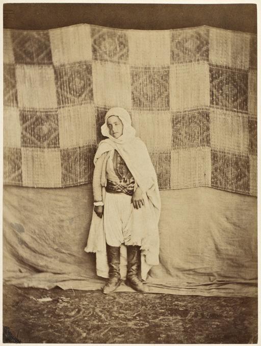 Le petit tueur de sanglier, H'med abd el Lathif, fils du caÏd civil du Fondouck (Alger) (Image de propagande coloniale)
