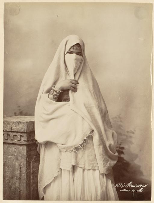 Mauresque en costume de ville (Image de propagande coloniale)