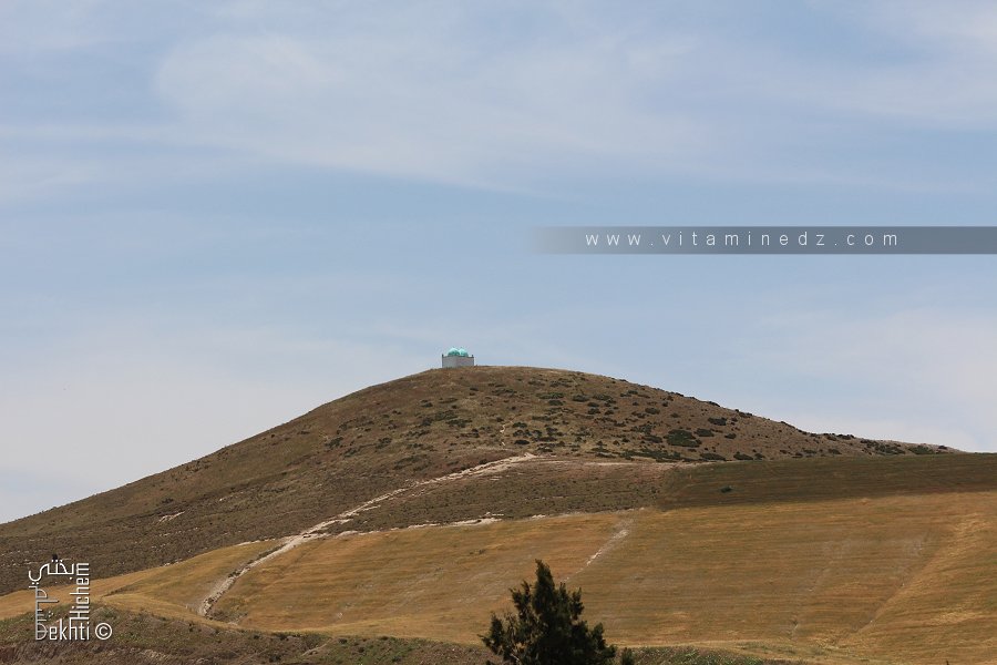 Marabouts suplombant le village de Oued Essalam (Relizane)