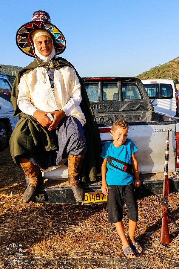 Un beau cavalier et son fils qui l'admire