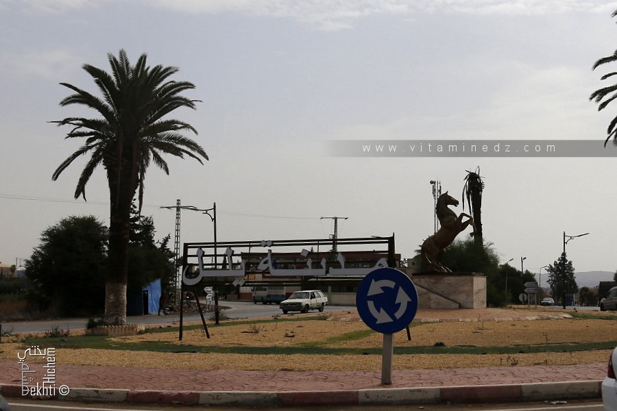 Rond point à l'entrée de la ville de Yellel