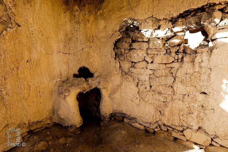 Cheminée d'une maison ancienne en pierre taillée dans un Douar de Relizane