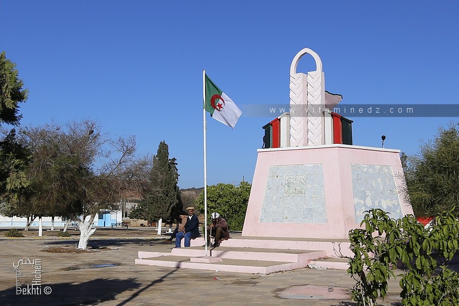 Placette et monument au mort, Douar El Messaada