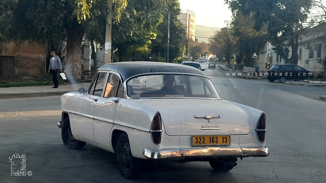 Une ancienne Simca des années 60 encore en marche