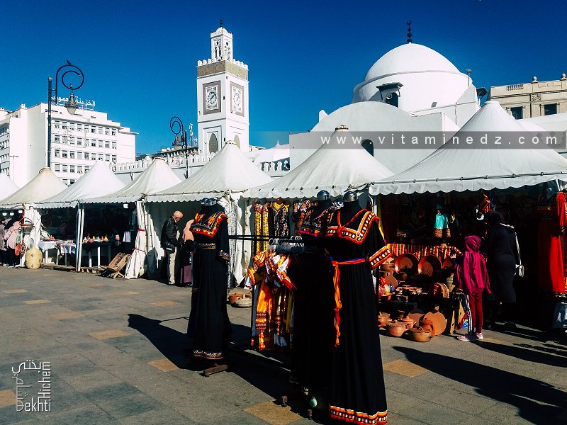 Robes Kabyles exposées à la Place des Martyrs سَاحَة اَلشُّهَدَاءِ Alger