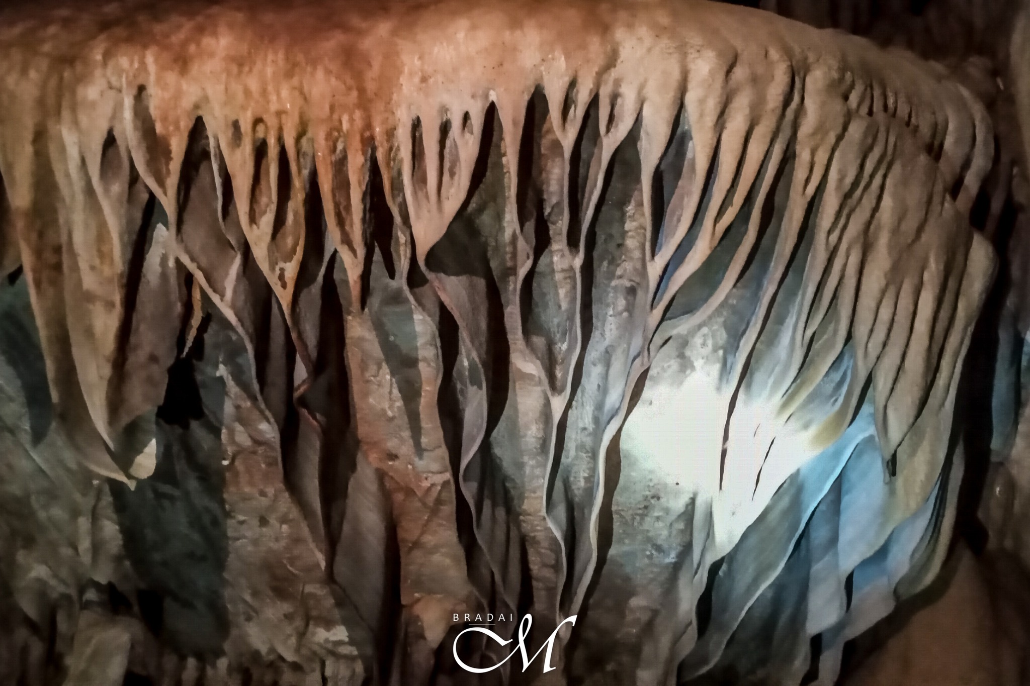 Les stalactites ruban à Ghar Sehad en Djorf el Agueb, Djebala