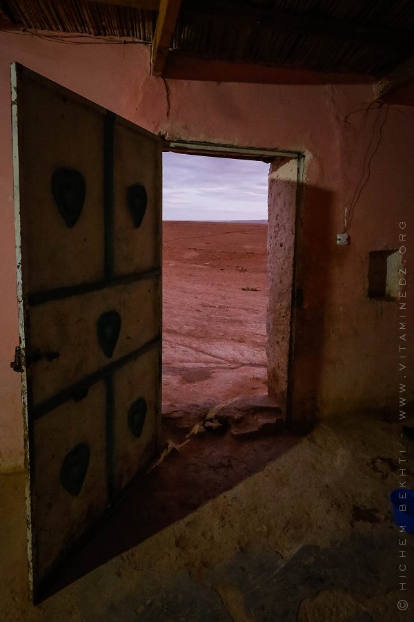 La porte qui donne sur une nature déserte et hostile ...