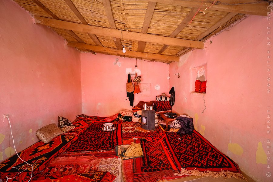 Maison de fortune d'un nomade sédentarisé où il accueil chaleureusement ses invités