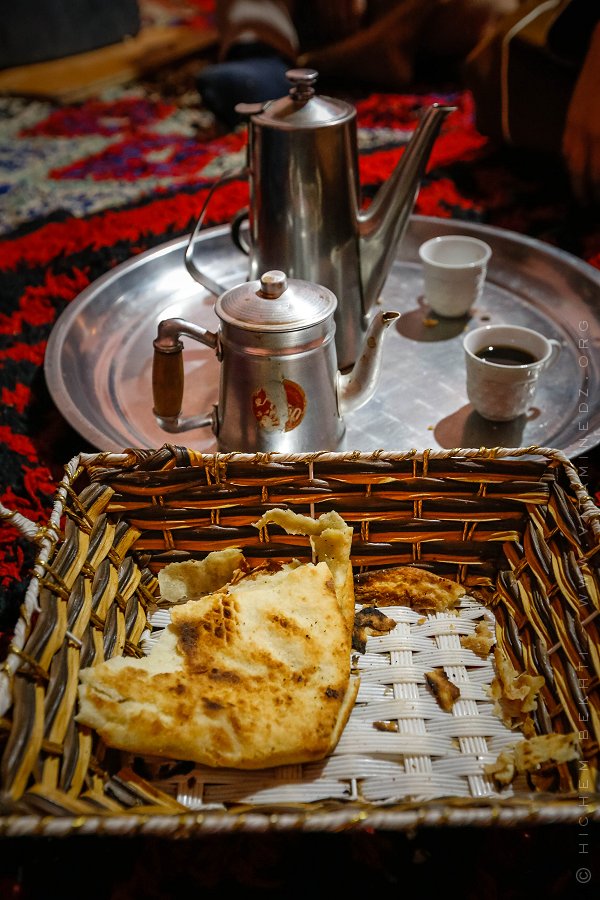 Le café servi frais (torréfaction locale) chez les nomades algériens