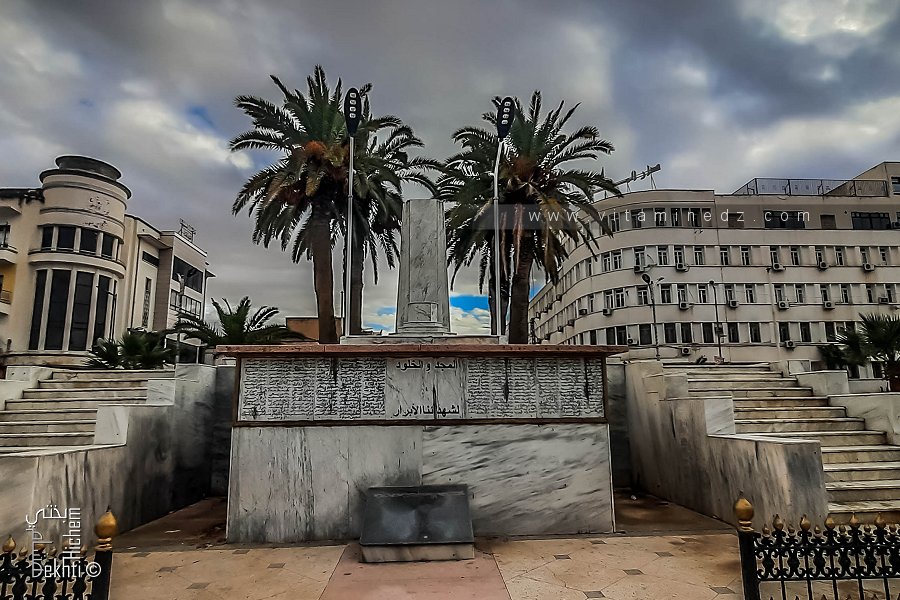 Plaque commémorative et liste des Chouhadas de Sidi Belabbes au rond point de la Wilaya
