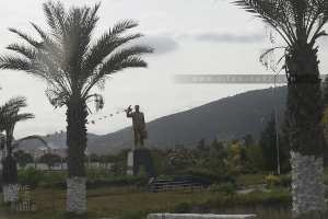Statue de Krim Belkacem (1922-1970) à l'entrée de Tadmaït