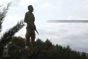Statue d'un Moudjahid à l'entrée de Tizi Ouzou sur la RN12