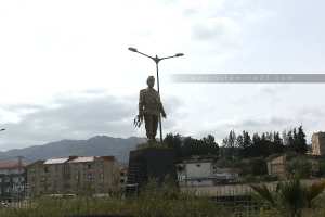Statue d'un autre Moudjahid à l'entrée de Tizi Ouzou sur la RN12