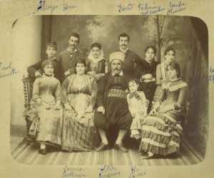 Photographie d'Elie Bensimon et de sa famille prise à Constantine, vers 1881.