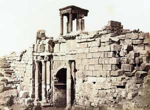 قوس النصر كاراكالا أحد المعالم الأثرية شيدها الرومان في مدينة تيفست، تبسة.