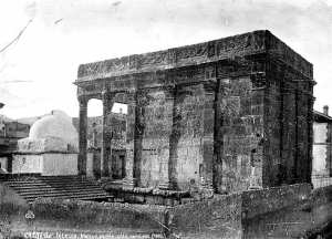 معبد منيرفا (تبسة) وقبة سيدي جاب الله باللون الأبيض.