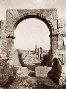Porte sur rue de la basilique Sainte Crispine de Tebessa