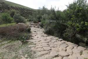 Vestiges d'un petit barrage sur l'Isser