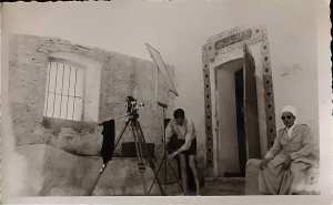 En 1956, la RTF en Algérie a envoyé Jacques Charlet à Bou Saada, dans le sud algérien, pour réaliser un documentaire sur le peintre Étienne Dinet.