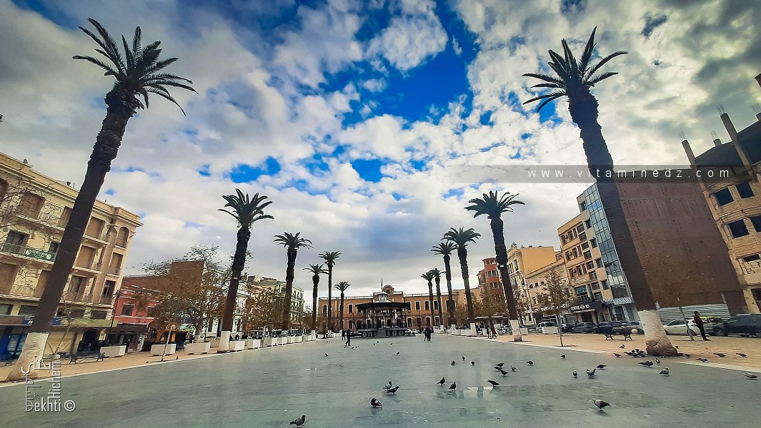 La place du 1er-Novembre de la ville de Sidi-Bel-Abbès, nommée ainsi depuis 1962, mais encore très connue sous son ancien nom (Place Carnot).