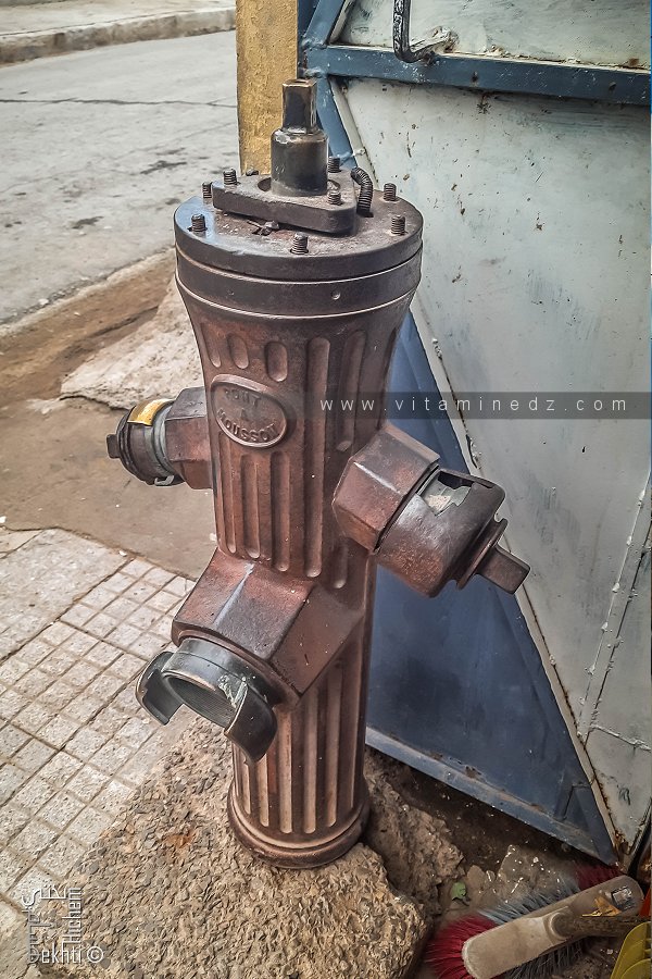 Un ancien hydrant à Sidi Belabbes, vestige de l'époque coloniale
