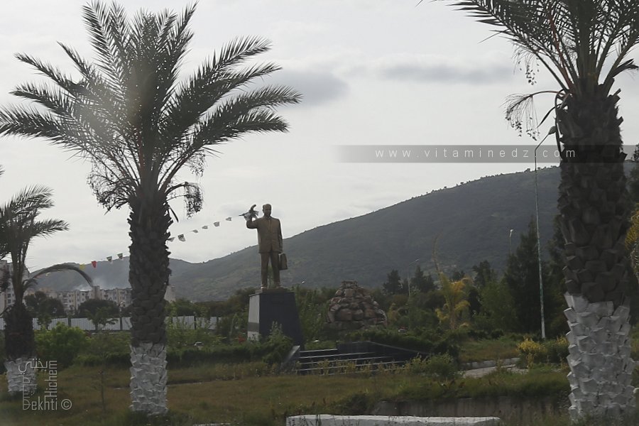 Statue de Krim Belkacem (1922-1970) à l'entrée de Tadmaït