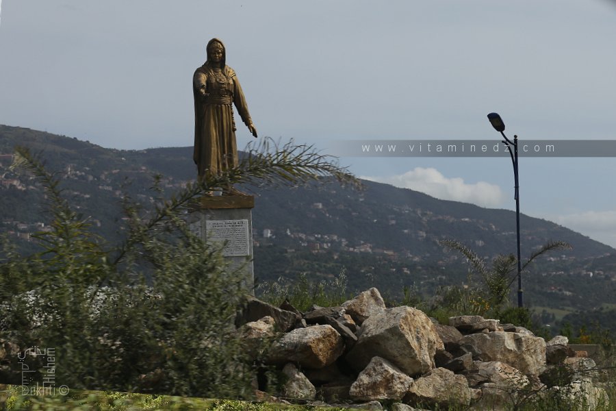 Statue Lalla Fathma Nsoumer à l'entrée de Tizi Ouzou