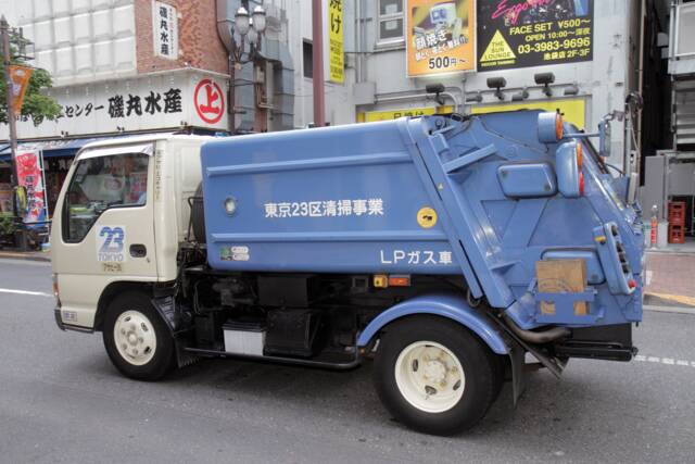 Planète (Déchets: l'overdose) - Japon:  Tokyo, un maximum de détritus en fumée