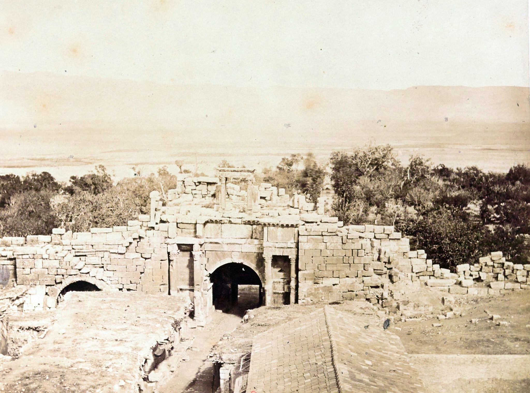 Ancienne photo de l'arc de Caracalla à Tebessa