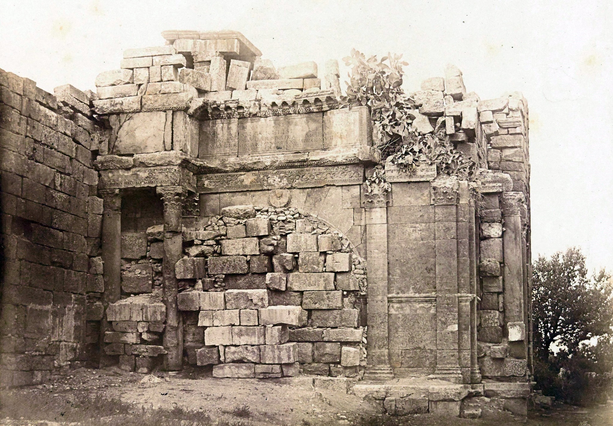 Ancienne photo de l'arc de Caracalla à Tebessa