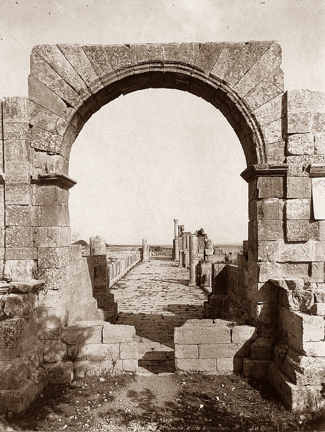 Porte sur rue de la basilique Sainte Crispine de Tebessa