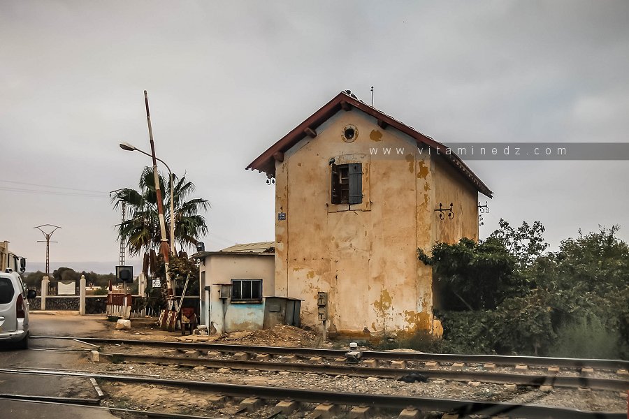 Passage ferroviare à Oued Tlelat