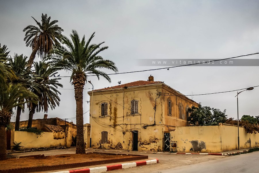 Ferme coloniale à la sortie de Oued Tlelat